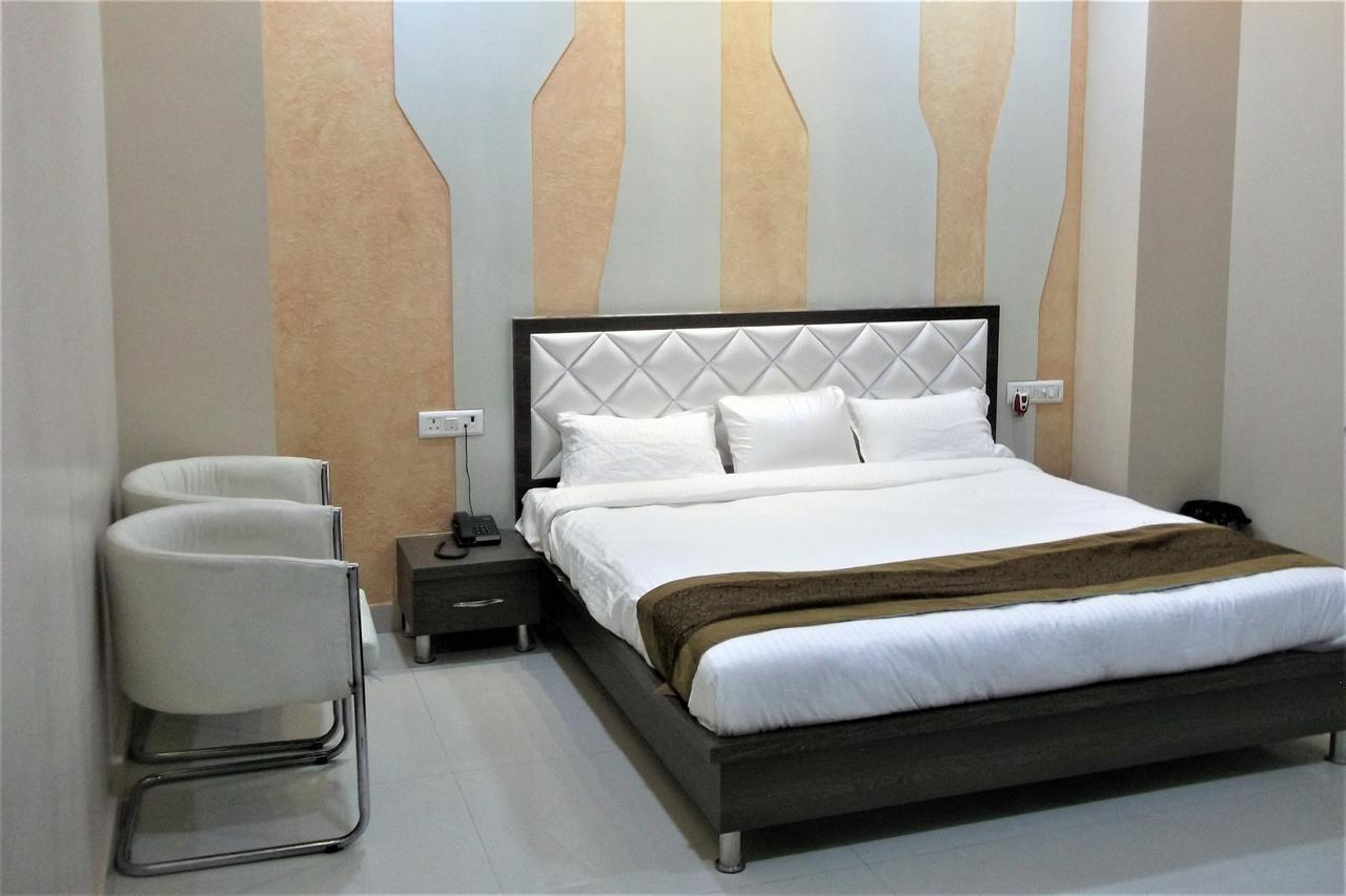 גורקפור Oyo 10360 Hotel Grand Manoranjan מראה חיצוני תמונה
