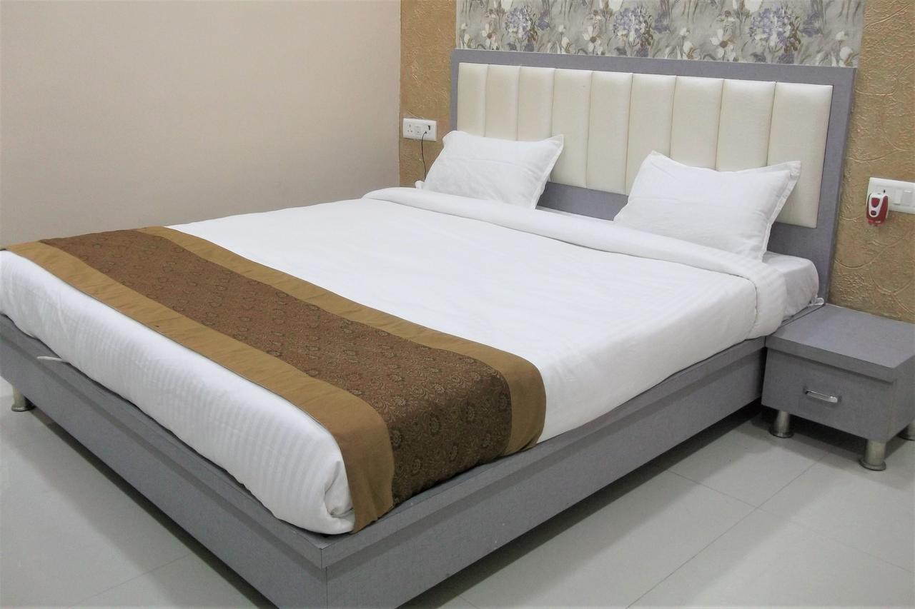 גורקפור Oyo 10360 Hotel Grand Manoranjan מראה חיצוני תמונה