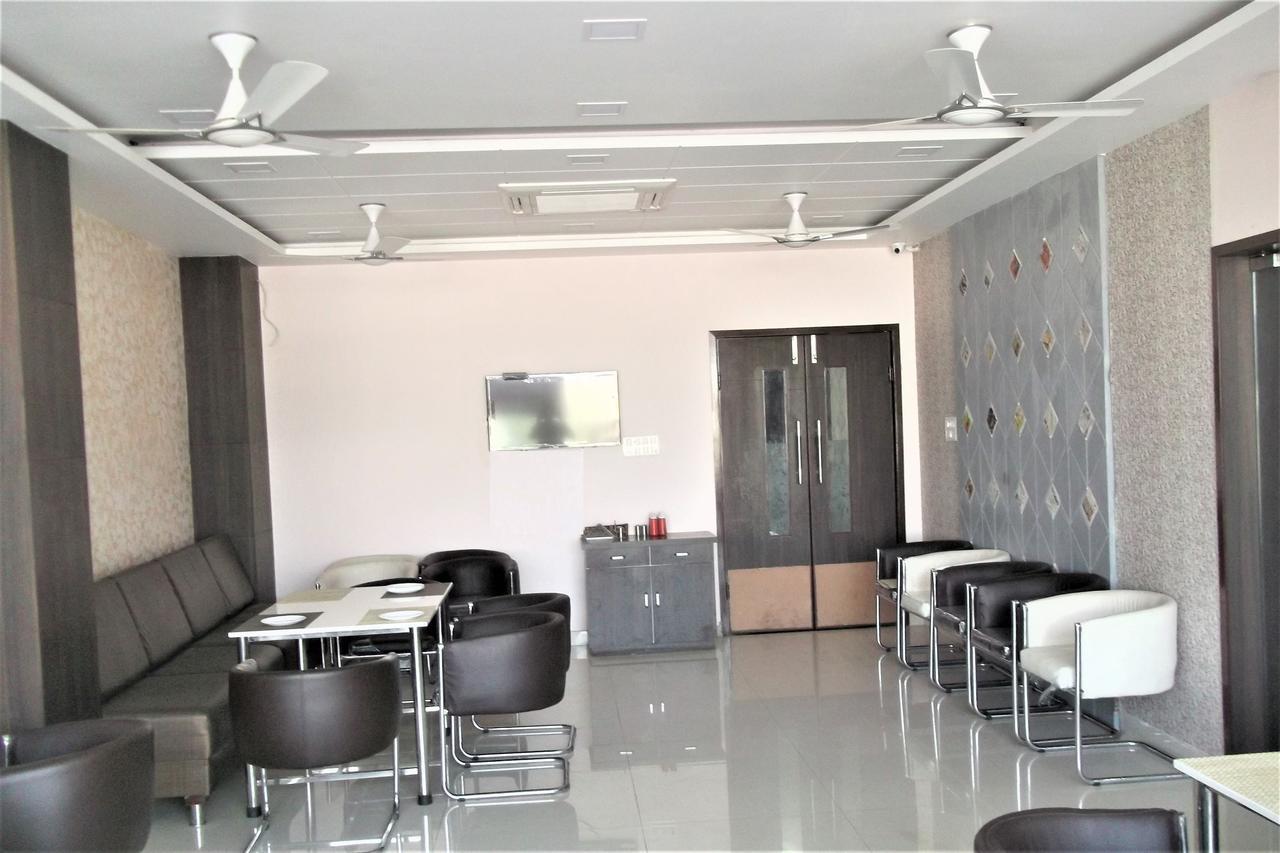 גורקפור Oyo 10360 Hotel Grand Manoranjan מראה חיצוני תמונה
