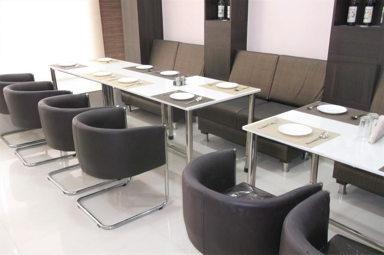 גורקפור Oyo 10360 Hotel Grand Manoranjan מראה חיצוני תמונה