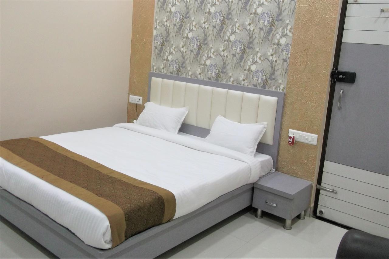 גורקפור Oyo 10360 Hotel Grand Manoranjan מראה חיצוני תמונה