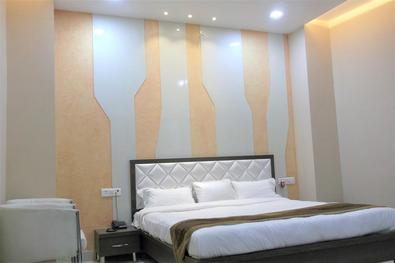 גורקפור Oyo 10360 Hotel Grand Manoranjan מראה חיצוני תמונה
