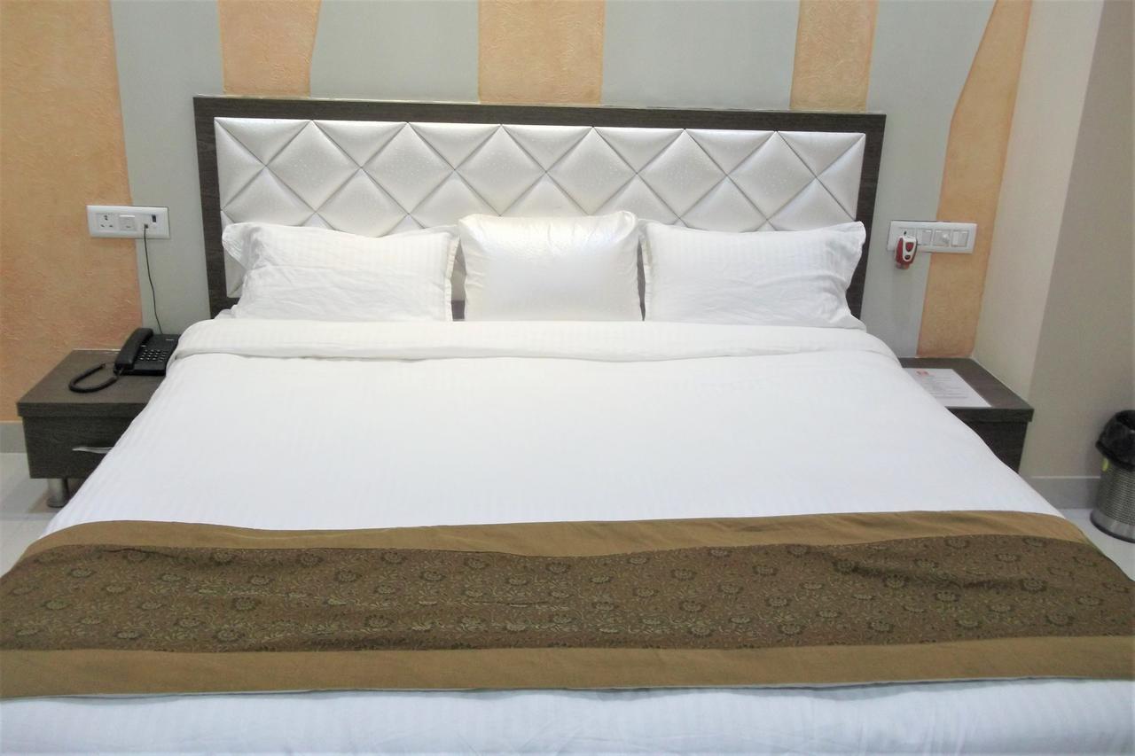 גורקפור Oyo 10360 Hotel Grand Manoranjan מראה חיצוני תמונה