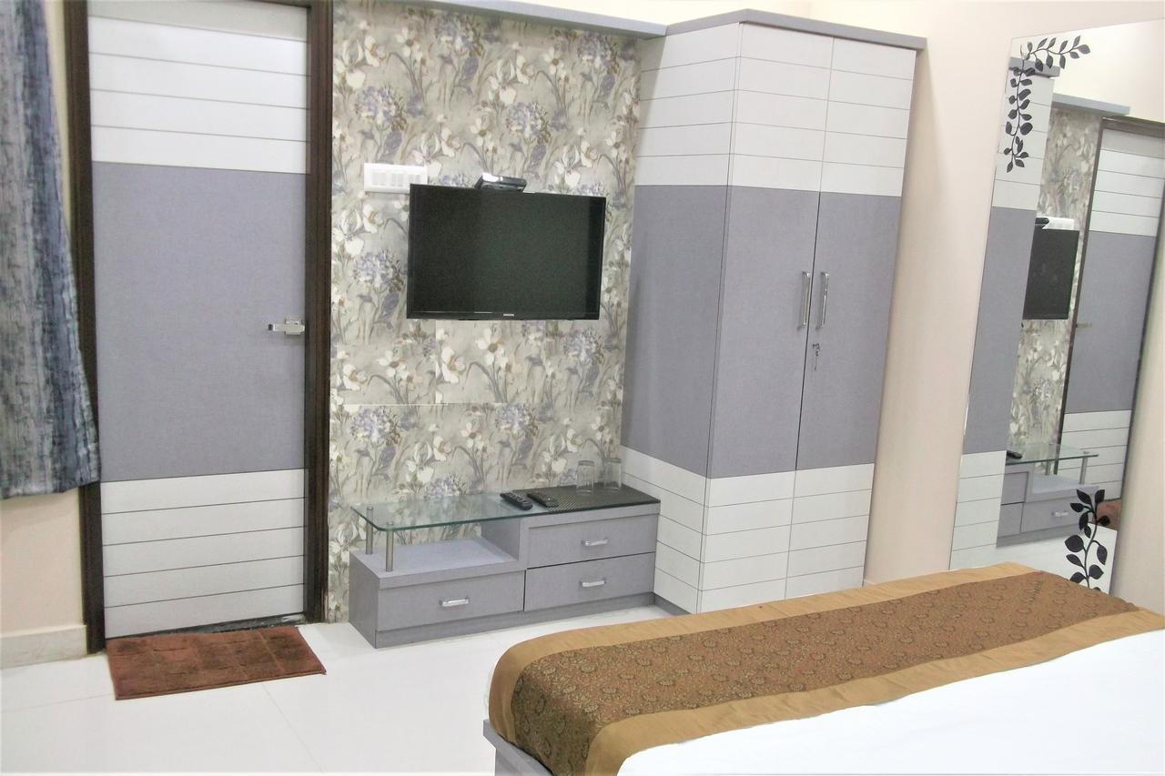 גורקפור Oyo 10360 Hotel Grand Manoranjan מראה חיצוני תמונה