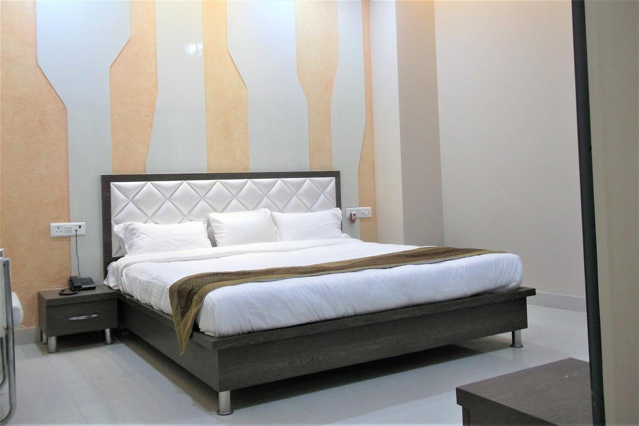 גורקפור Oyo 10360 Hotel Grand Manoranjan מראה חיצוני תמונה
