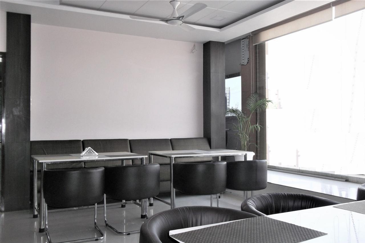 גורקפור Oyo 10360 Hotel Grand Manoranjan מראה חיצוני תמונה