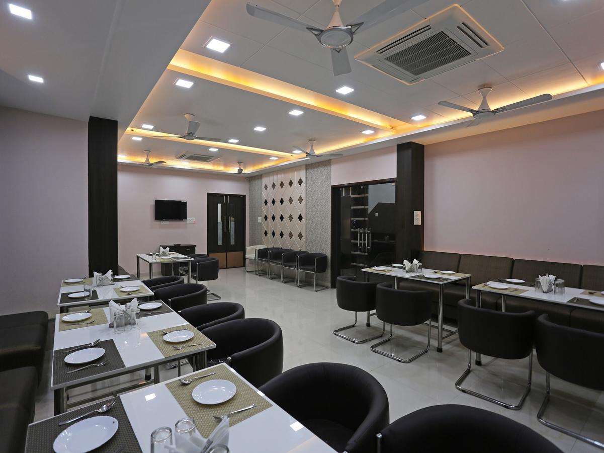 גורקפור Oyo 10360 Hotel Grand Manoranjan מראה חיצוני תמונה