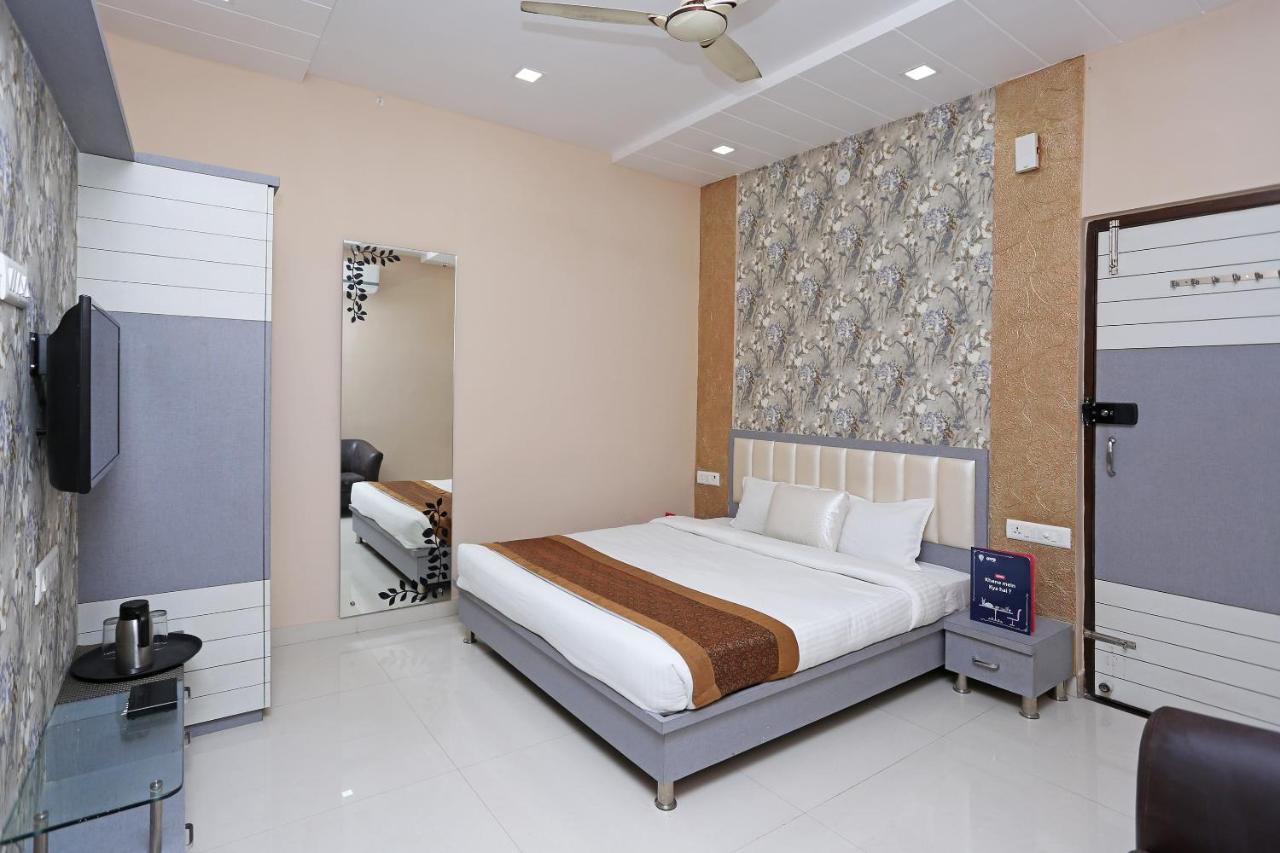 גורקפור Oyo 10360 Hotel Grand Manoranjan מראה חיצוני תמונה