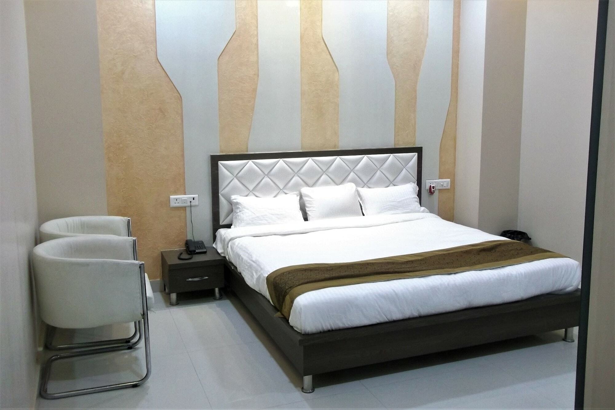 גורקפור Oyo 10360 Hotel Grand Manoranjan מראה חיצוני תמונה